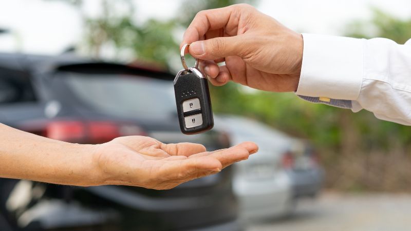 どんな車でも10万円買取は本当?実際の相場と高く売るコツを解説